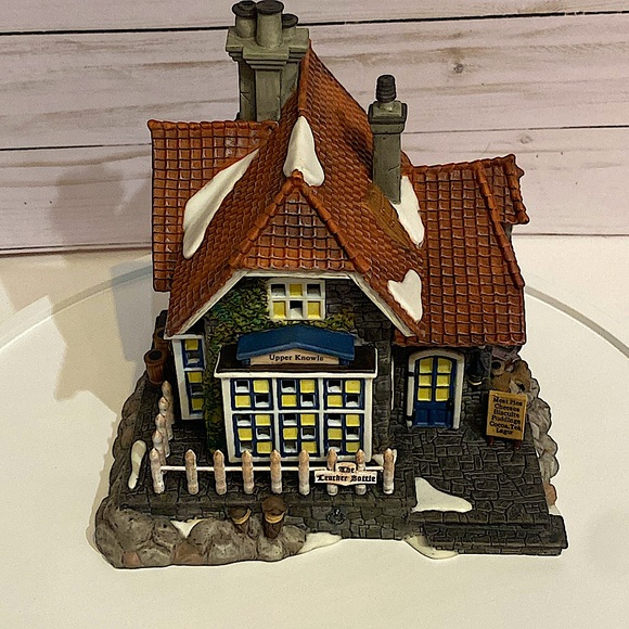 DEPARTMENT 56 - The Leather Bottle - Heritage Village - Dickens Village - Picture 3 of 10